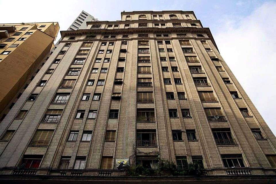 A fachada vista da Rua Riskallah Jorge, com as pilastras que sobem os treze andares