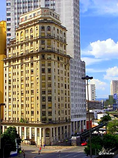 O edifício visto do Vale do Anhangabaú