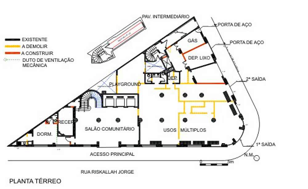 Planta do pavimento térreo: salão comunitário, salão de usos múltiplos, playground e os dois acessos de rua